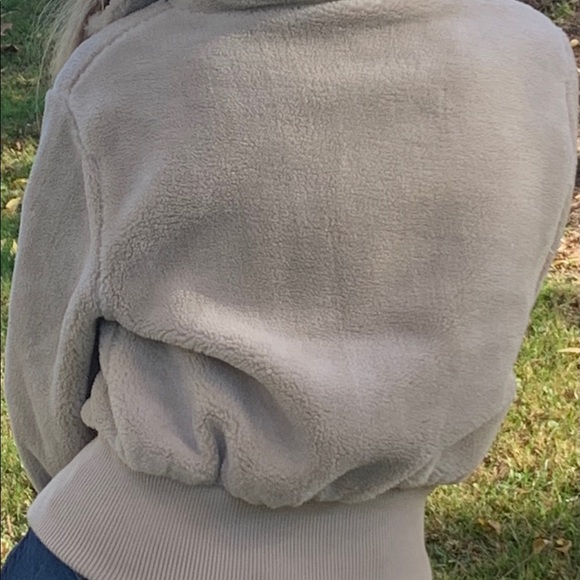 ✨NEW✨ Sherpa Cropped O-Ring Jacket- Taupe - Picture 6 of 6